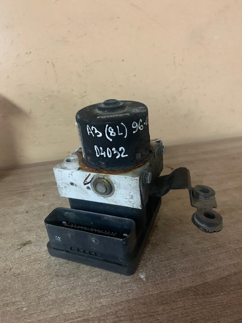 Блок ABS (насос) AUDI A3 (8L1)  (1996-2003) GOLF IV/B ()  1j0614517E