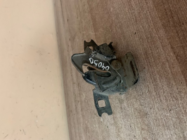 Замок капота для VW Golf III/Vento 1991-1997 (1H0823509)