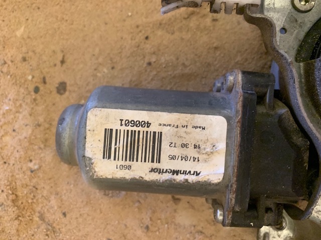 Nissan Primera P12 (2002-2007) Стеклоподъемник электр. задний левый для Nissan Primera P12E 2002-2007 (СЕДАН ХЕТЧБЭК 82701AV610) С МОТОРЧИКОМ