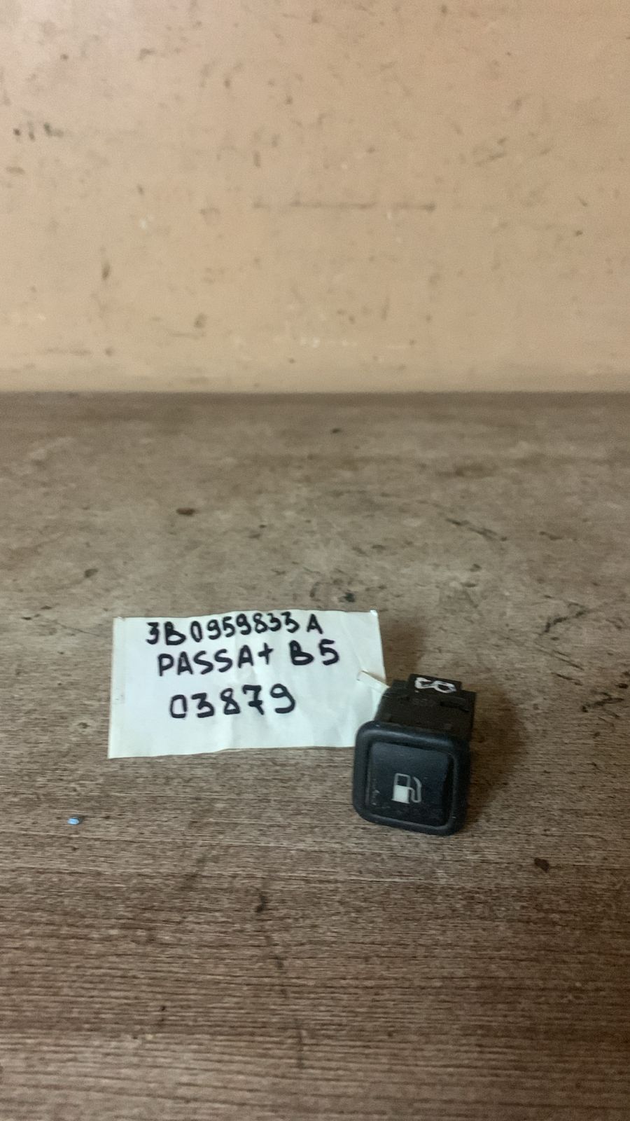 Volkswagen Passat B5 1996-2000 Кнопка открывания лючка бензобака VW GOLF I Golf IV/Bora 1997-2005;Passat [B5] 1996-2000;Passat [B5] 2000-2005 (3B0959833A)
