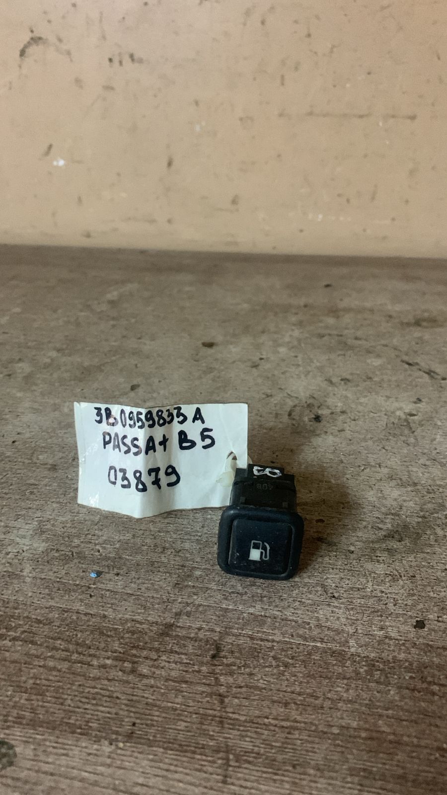 Volkswagen Passat B5 1996-2000 Кнопка открывания лючка бензобака VW GOLF I Golf IV/Bora 1997-2005;Passat [B5] 1996-2000;Passat [B5] 2000-2005 (3B0959833A)