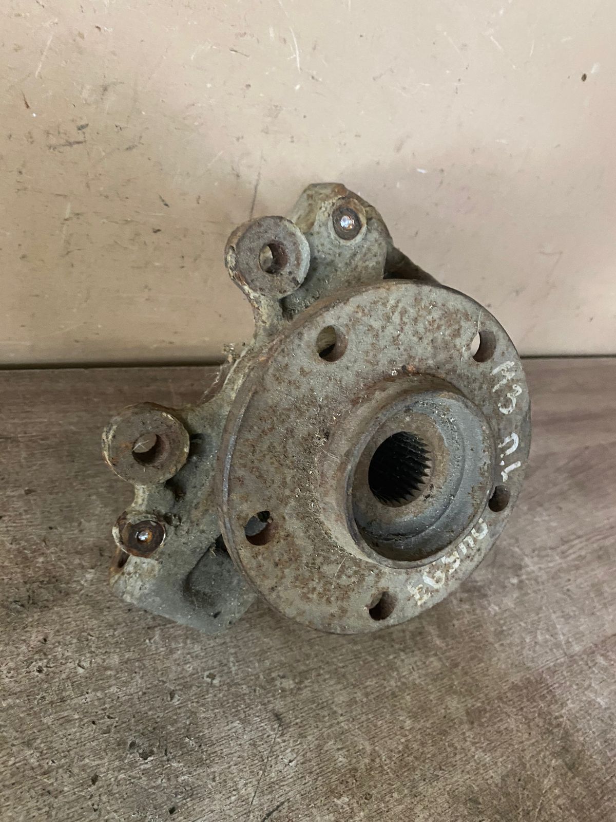 Кулак поворотный передний левый для Mazda Mazda 3 (BK) 2002-2009 (BP4K33031C)  (крепеж щита высверливать)