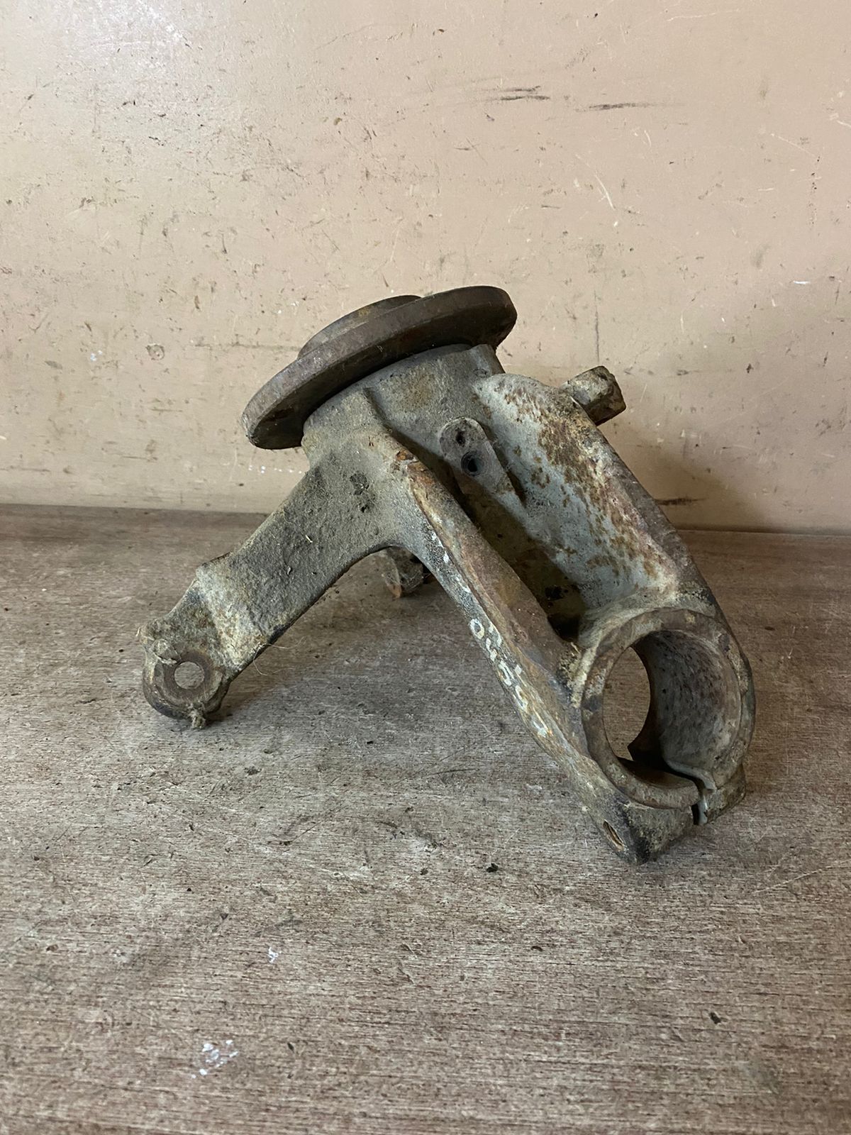 Кулак поворотный передний левый для Mazda Mazda 3 (BK) 2002-2009 (BP4K33031C)  (крепеж щита высверливать)