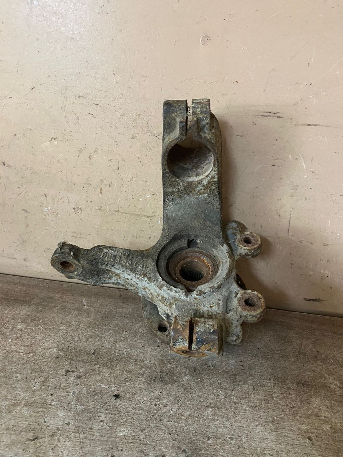 Кулак поворотный передний левый для Mazda Mazda 3 (BK) 2002-2009 (BP4K33031C)  (крепеж щита высверливать)