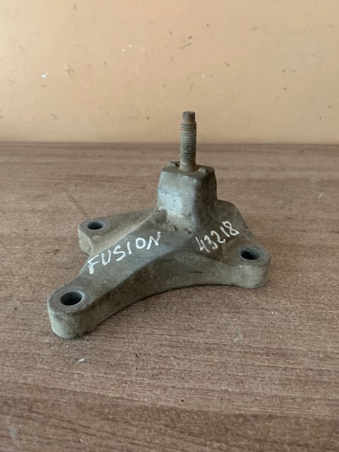 Ford FUSION 2002- Кронштейн КПП для Ford Fusion 2002-2012  Fiesta 2001-2008 (1141460 2S617M125AC)) 1.4 1.6 МКПП ВЕРХНИЙ  2S617M125AC
