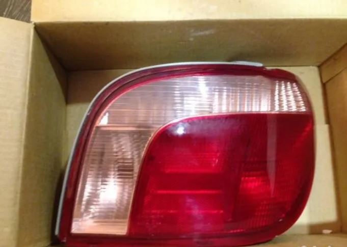 Toyota Yaris 1999-2005 Фонарь внешний правый Yaris 1999-2005 крас-бел 21219C7RUE