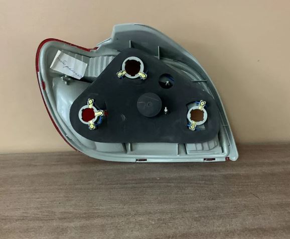 Toyota Yaris 1999-2005 Фонарь внешний правый Yaris 1999-2005 крас-бел 21219C7RUE