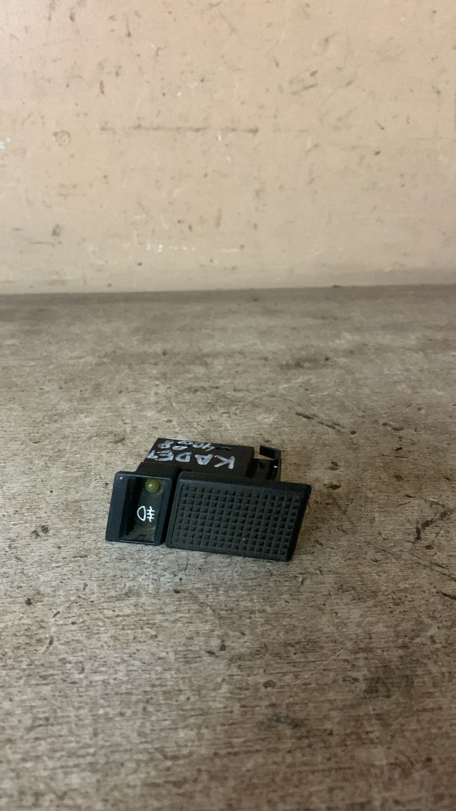 Opel Kadett E Кнопка противотуманки для Opel Kadett E 1984-1992 (ЗАДНЕЙ 90181851 1712840)