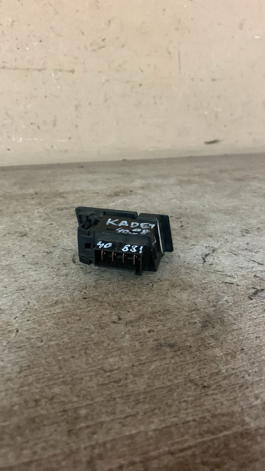 Opel Kadett E Кнопка противотуманки для Opel Kadett E 1984-1992 (ЗАДНЕЙ 90181851 1712840)