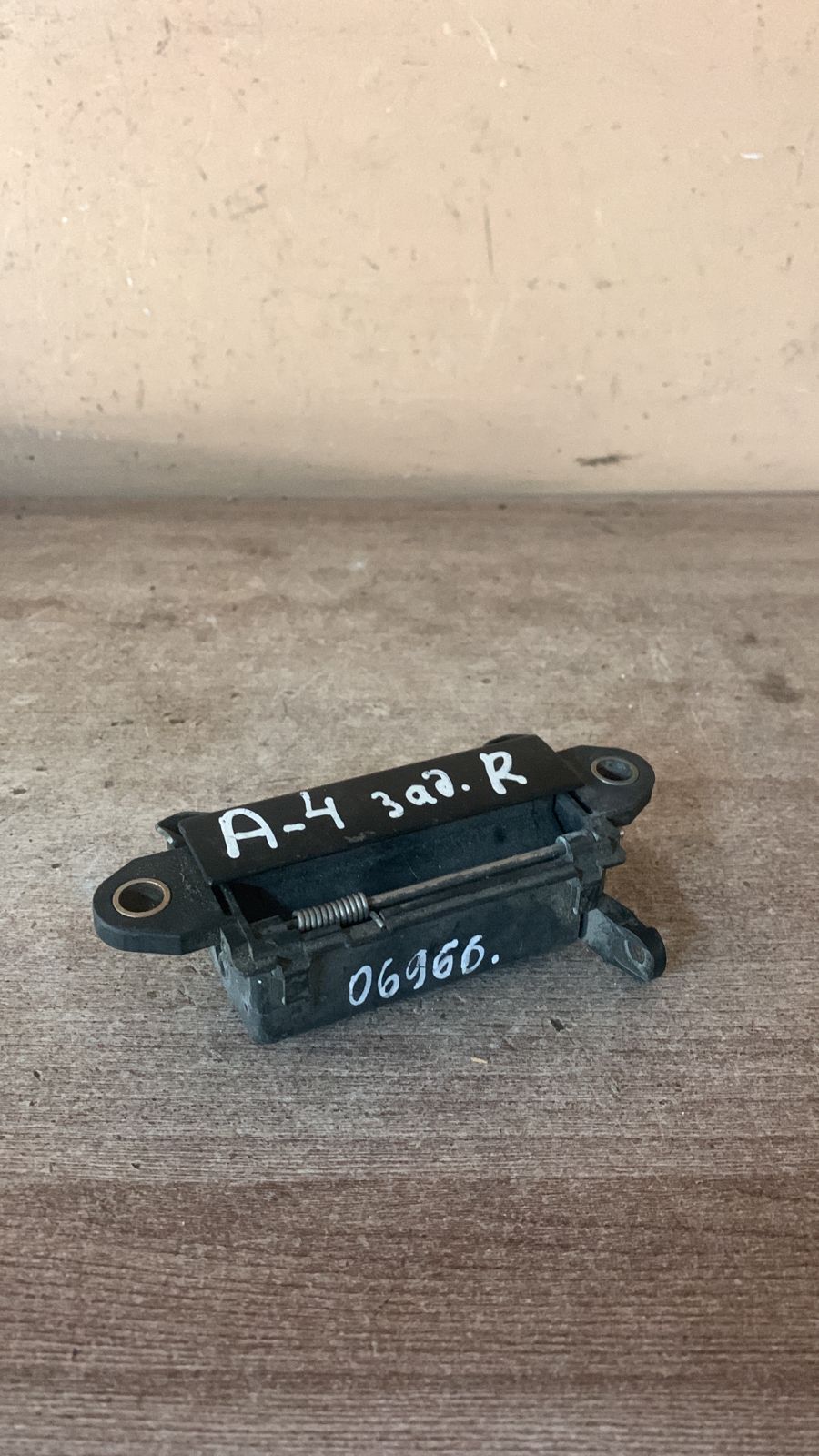 Audi A4 [B5] Ручка двери задней наружная правая A6 [C4] 1994-1997;100 [C4] 1991-1994;A4 [B5] 1994-2001;A8 [4D] 1994-1998;80/90 [B4] 1991-1994 (4A0839206F) .90 [B4] 1991-1994;100 [C4] 1991-1994;A4 [B5] 1994-2001;A6 [C4] 1994-1997;A8 [4D] 1994-1998 (4A0839206F)