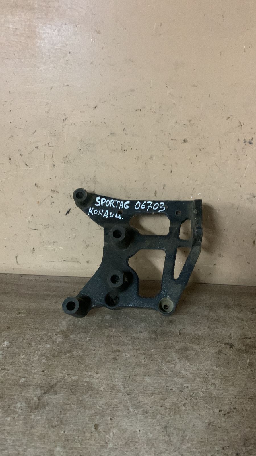 Kia Sportage 1994-2004 Кронштейн кондиционера для Kia Sportage 1993-2006 0K01B15811