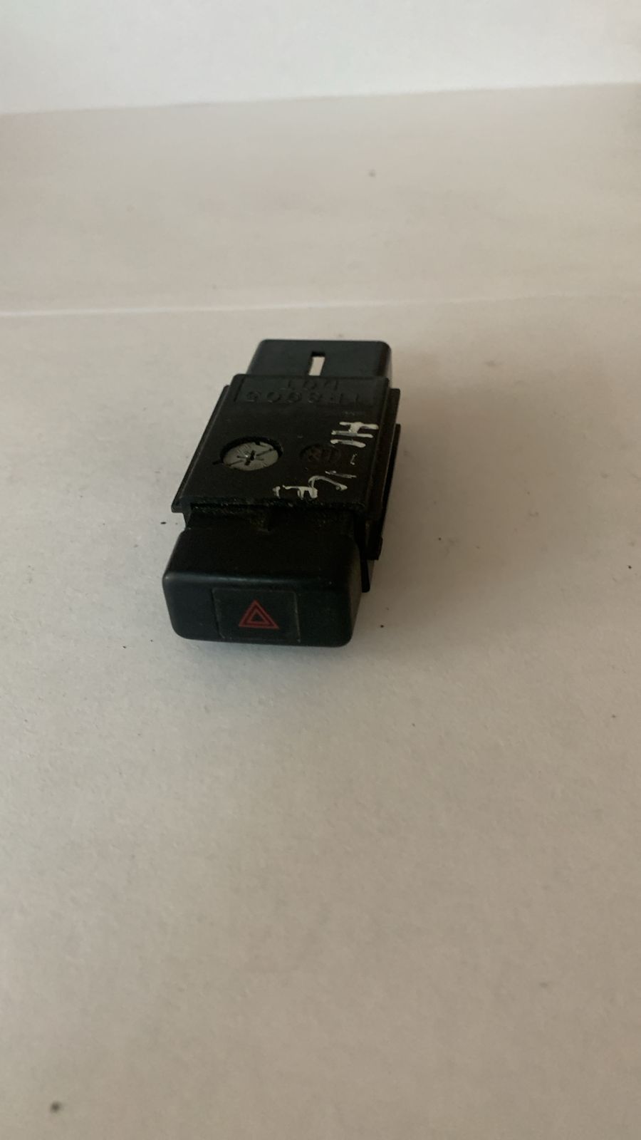 Кнопка аварийной сигнализации для TOYOTA HI-ACE (1995 - 2005)  8433226090