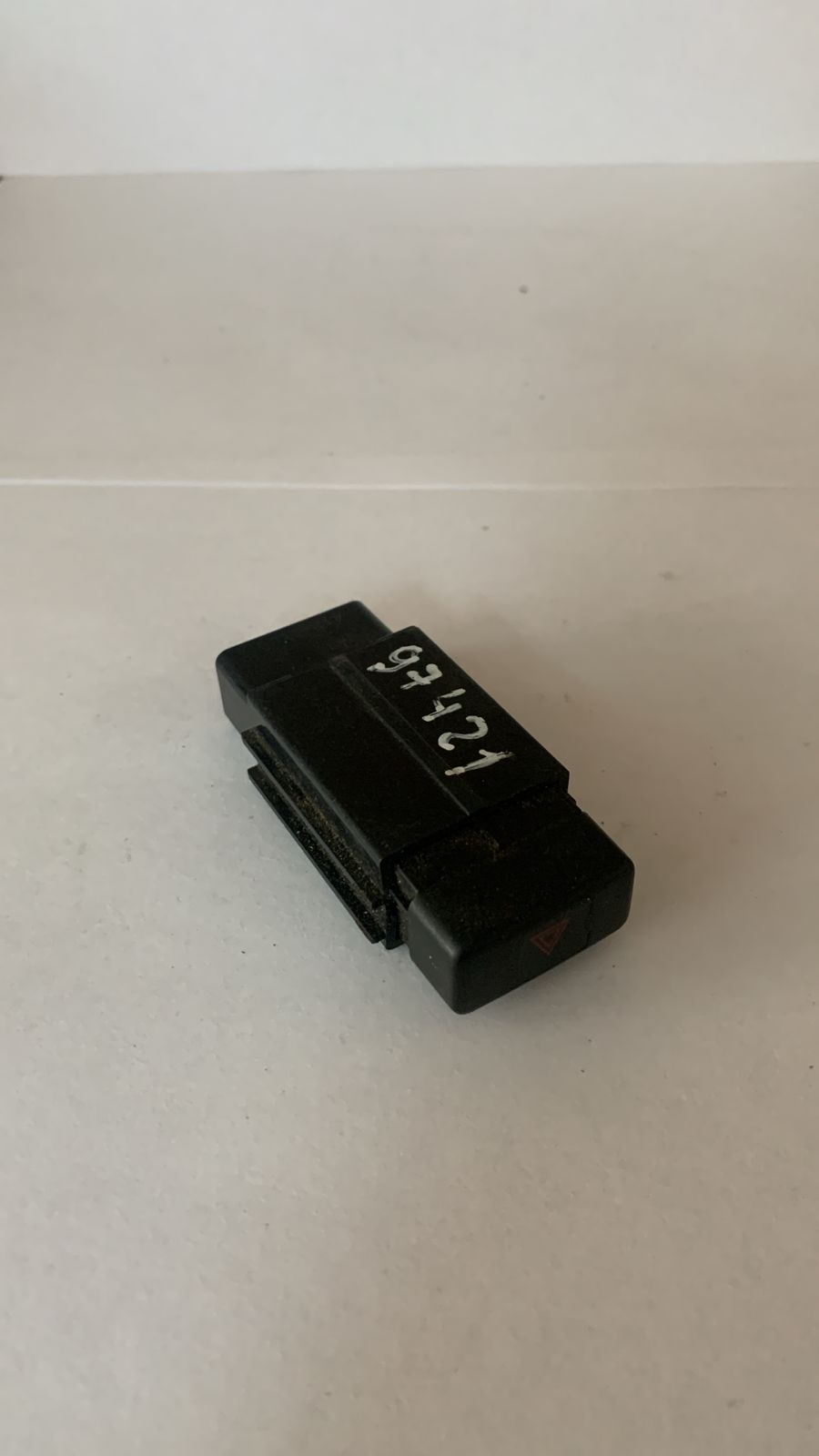 Кнопка аварийной сигнализации для TOYOTA HI-ACE (1995 - 2005)  8433226090