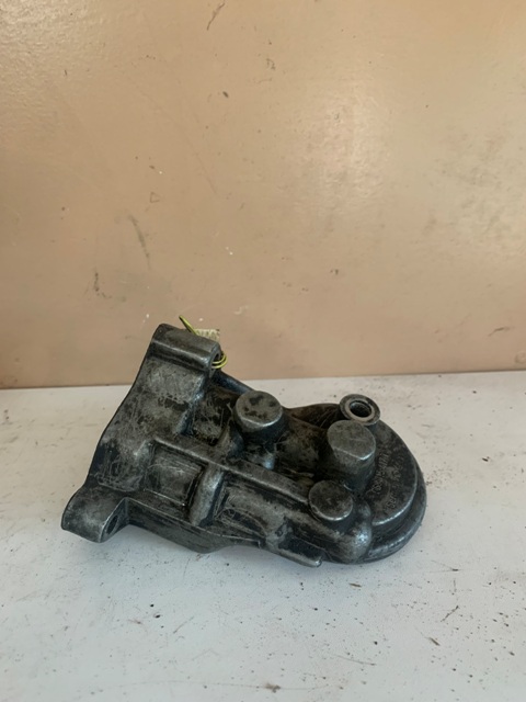 Volkswagen Passat B3 Кронштейн масляного фильтра для Audi 100/44; 80/90 [B3] 1986-1991, Golf II,  (068115417T)