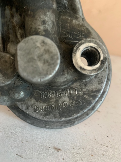 Volkswagen Passat B3 Кронштейн масляного фильтра для Audi 100/44; 80/90 [B3] 1986-1991, Golf II,  (068115417T)