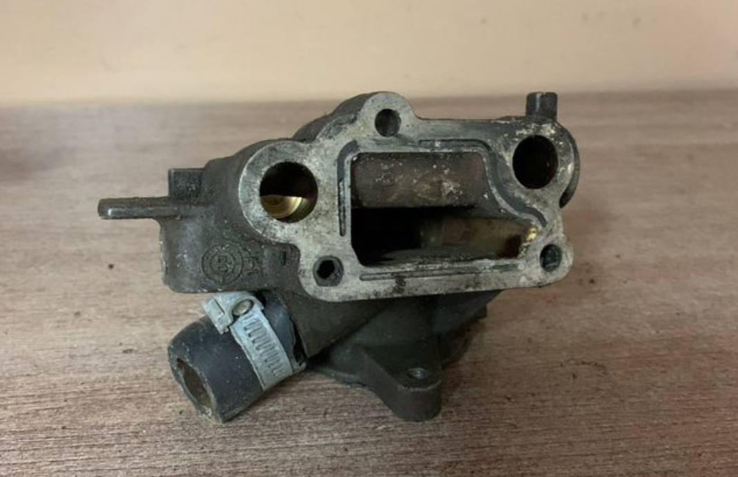 Renault Scenic 1996-1999 Корпус термостата Logan 2005-2014;Megane I 1996-1999;Kangoo 2003-2008;Scenic 1996-1999;Clio II/Symbol 1998-2008;Sandero 2009-2014;Lada Largus 2011>;Kangoo 2008>;Logan II 2014>;Sandero 2014>;Dokker 2012> ()