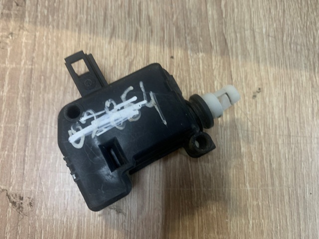Volkswagen Touareg 2002-2010 Активатор замка багажника Touareg  Polo 2001-2009 Golf IV-Bora 1997 - 2005  Skoda Octavia (A4 1U-) 2000 - Touareg 2002-2010  1C0959781 3B0959781C