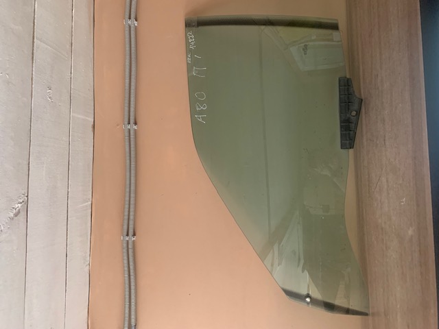Audi 80-90 B3 Стекло двери передней левой для Audi 80/90 [B3] 1986-1991  царапины  893845021D