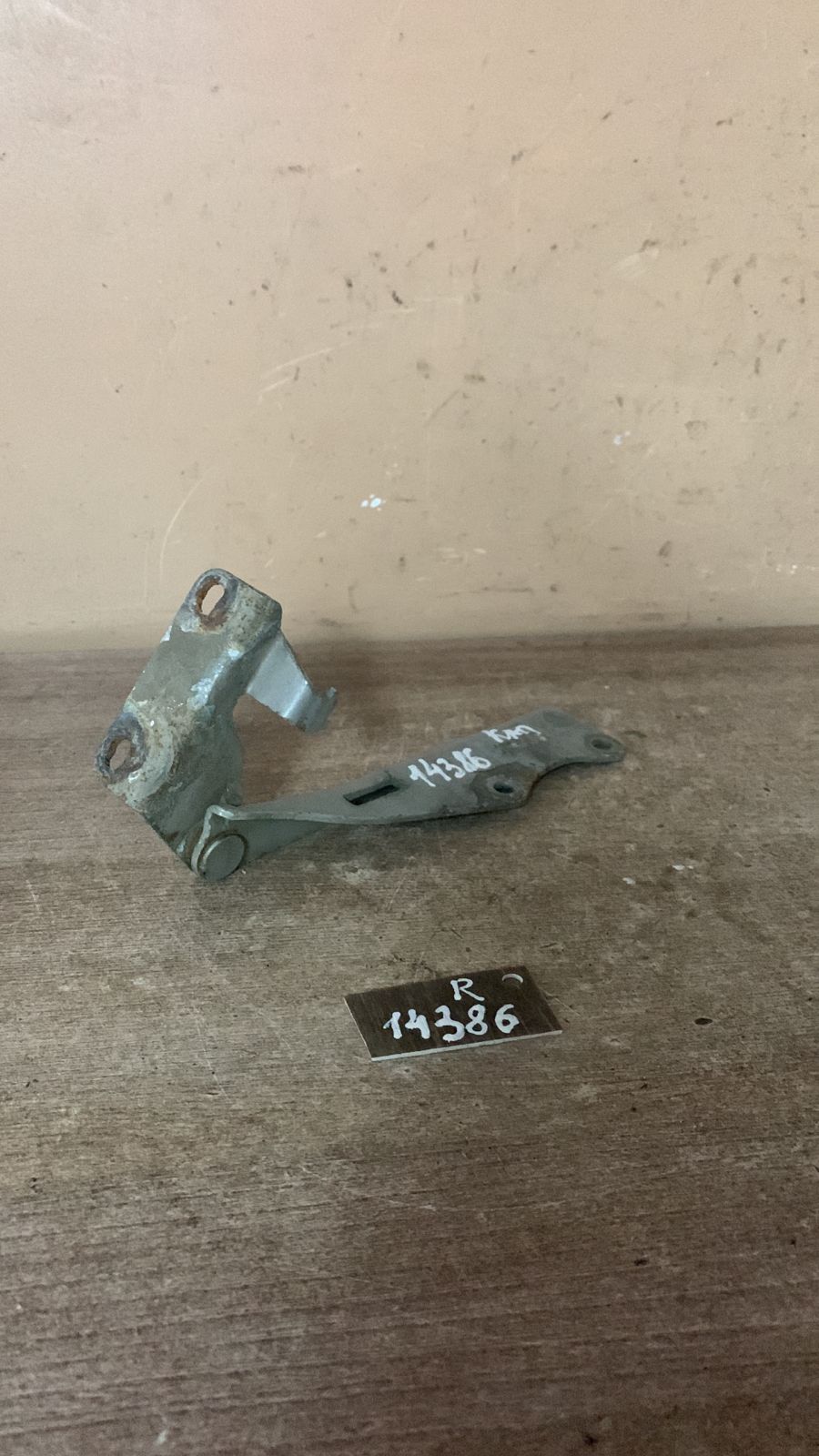 Nissan PRIMERA P11 (1996-2002) Петля капота правая Primera P11E 1996-2002;Primera WP11E 1998-2001 (654002F035)