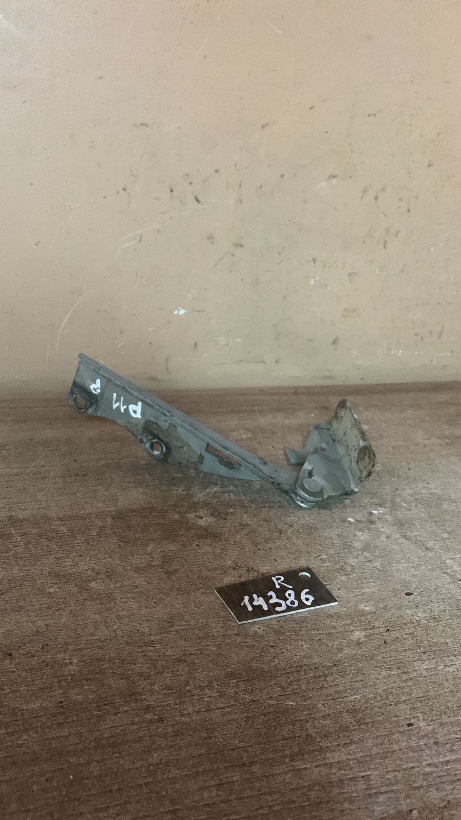Nissan PRIMERA P11 (1996-2002) Петля капота правая Primera P11E 1996-2002;Primera WP11E 1998-2001 (654002F035)