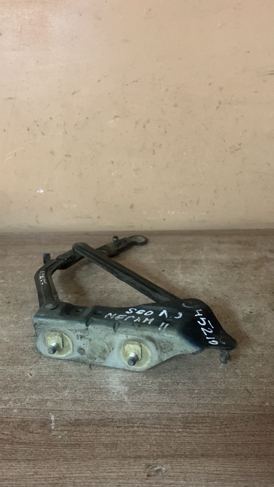 Renault Megane II Петля крышки багажника левая для Renault Megane II 2003-2009 (седан) 8200011067
