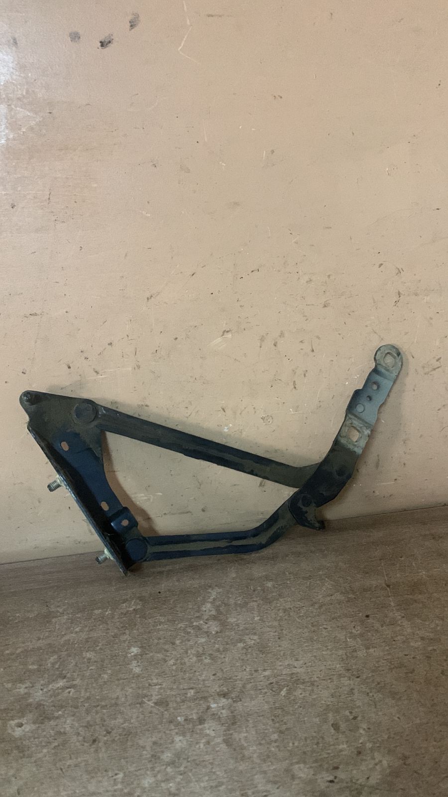 Renault Megane II Петля крышки багажника левая для Renault Megane II 2003-2009 (седан) 8200011067