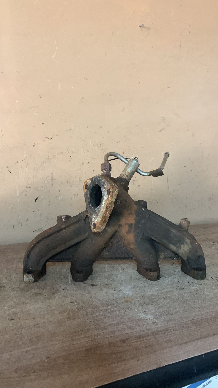 Audi 80-90 B3 Коллектор выпускной  Audi 80 B4  1,6 PP) 048129591e