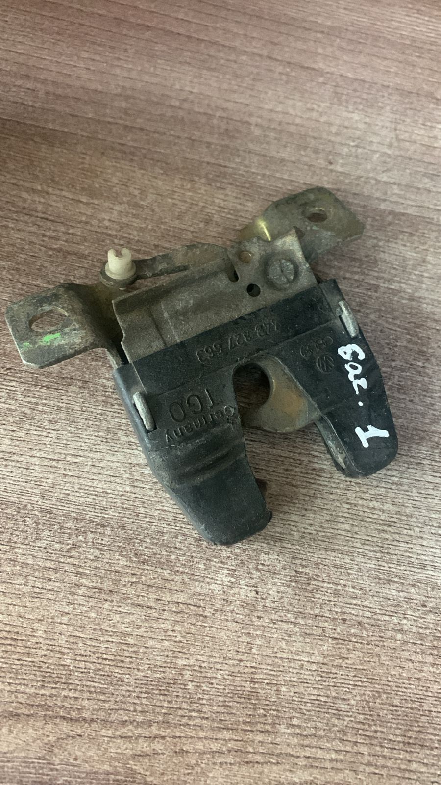 Audi V8 Замок багажника для VW Jetta II 1983-1992 (седан 837827503)