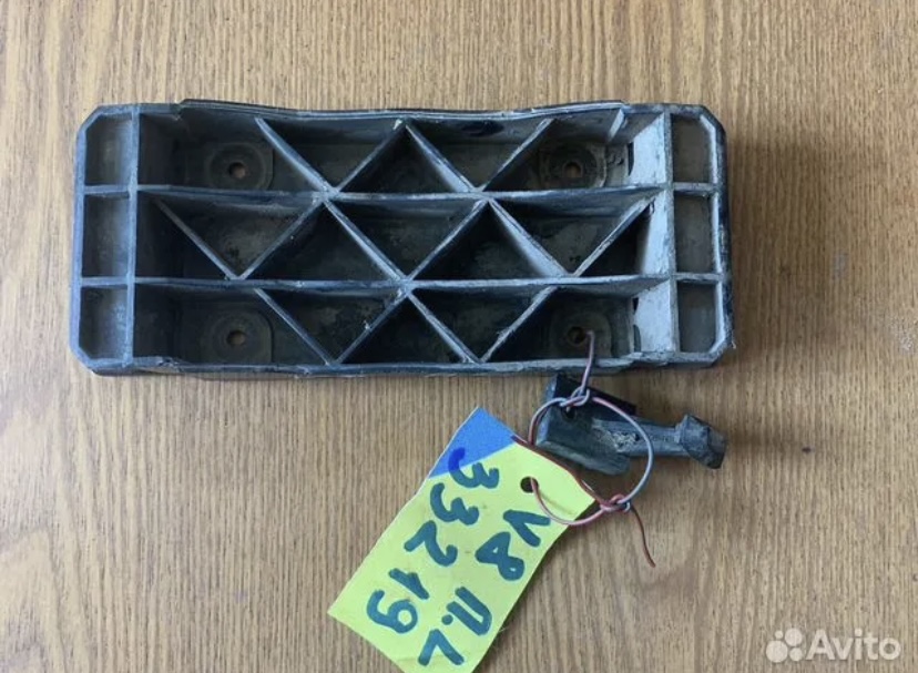 Audi V8 Кронштейн левый крепления бампера переднего для Audi V8 1988-1994