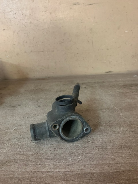 Volkswagen Sharan 1995-1999 Фланец двигателя системы охлаждения VW GOLF III/PASSAT B2/3/SHARAN (1Z/AFN)  028121133B