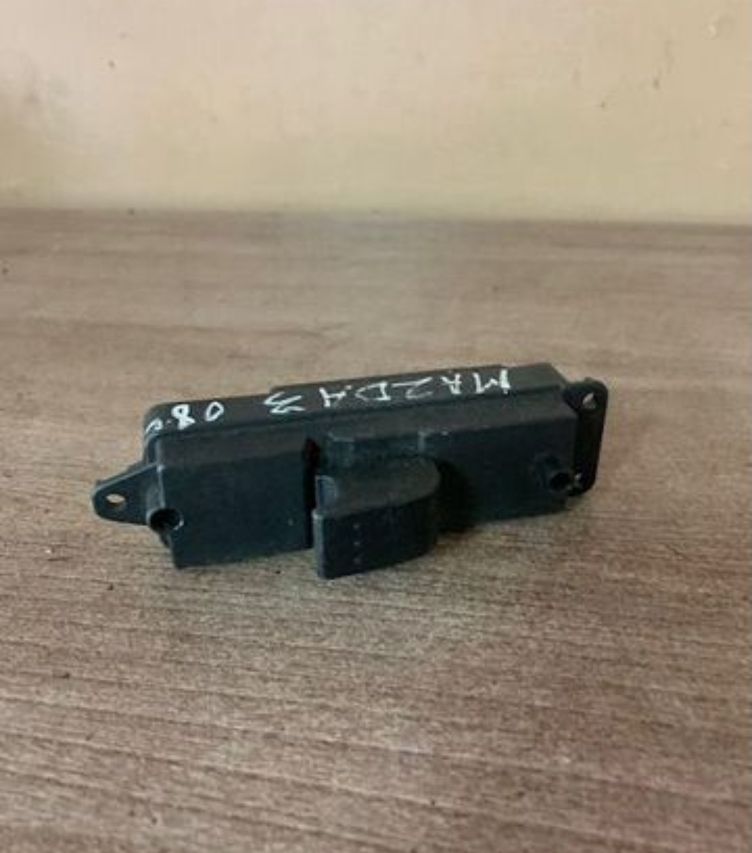 Mazda Mazda 3 (BK) Кнопка стеклоподъемника Mazda 3 (BK) 2002-2009  (задняя правая BS3E66380)