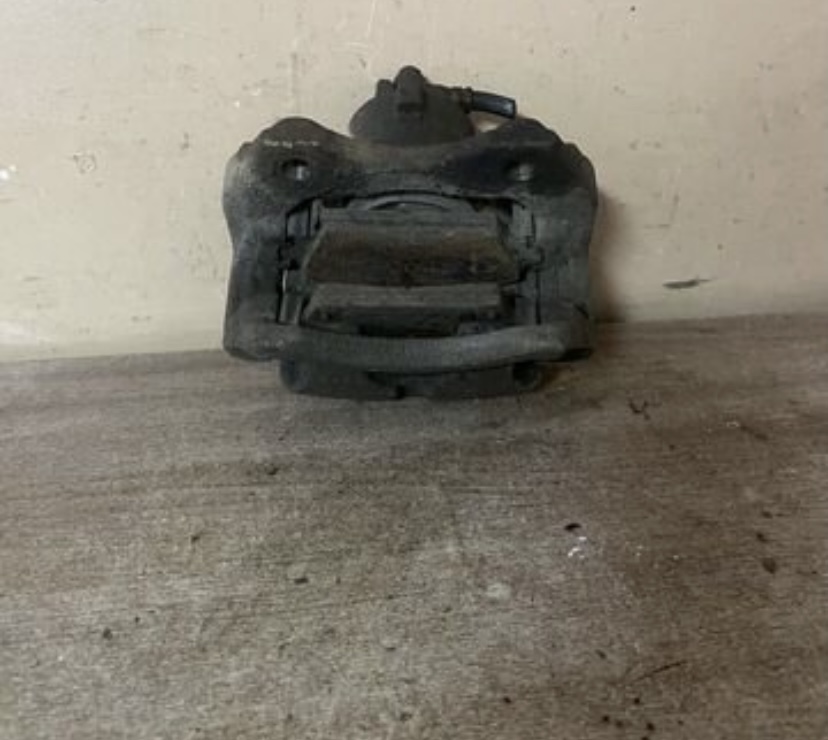 Nissan Primera P12 (2002-2007) Суппорт тормозной передний правый NISSAN PRIMERA P12E (2002>) 410014U100