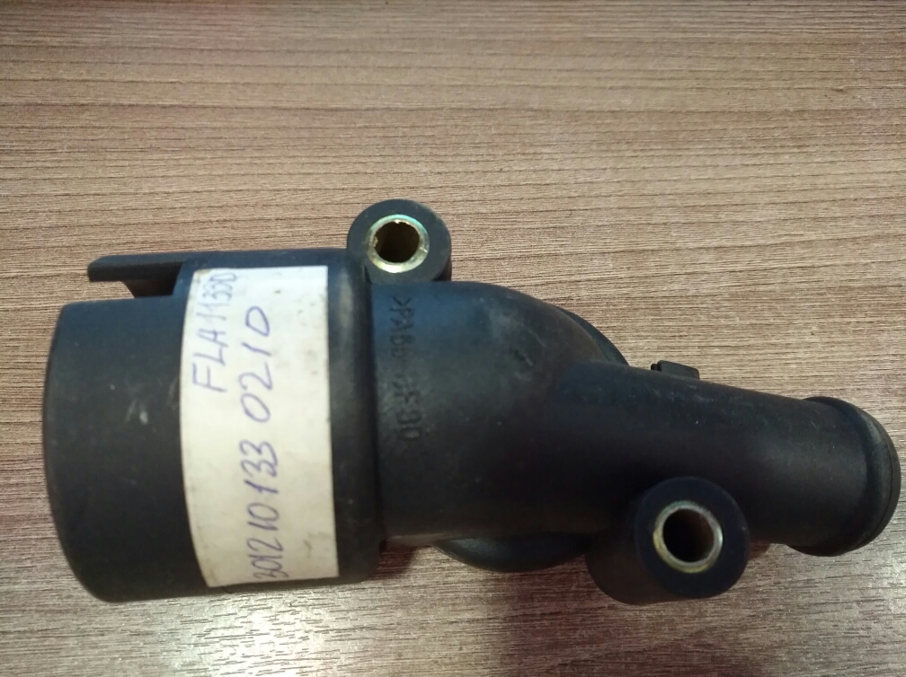 Volkswagen Passat B3 Фланец системы охлаждения VW Passat B3 1988-1993 (3012101330210)