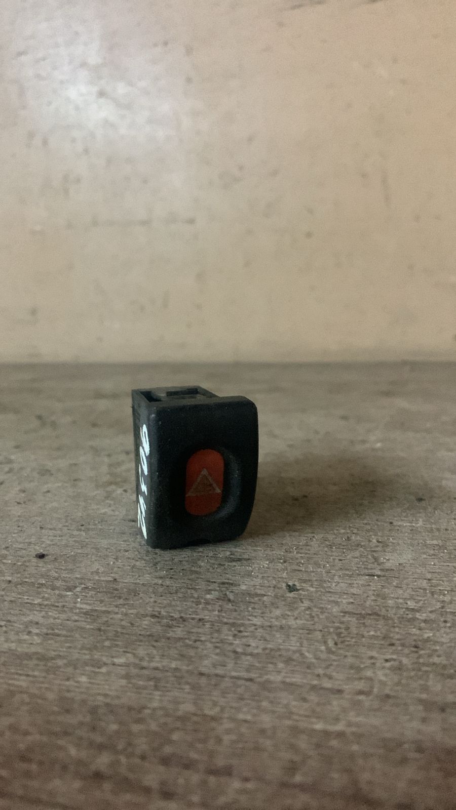 Opel Corsa B Кнопка аварийной сигнализации Corsa B 1993-2000 () 90347821