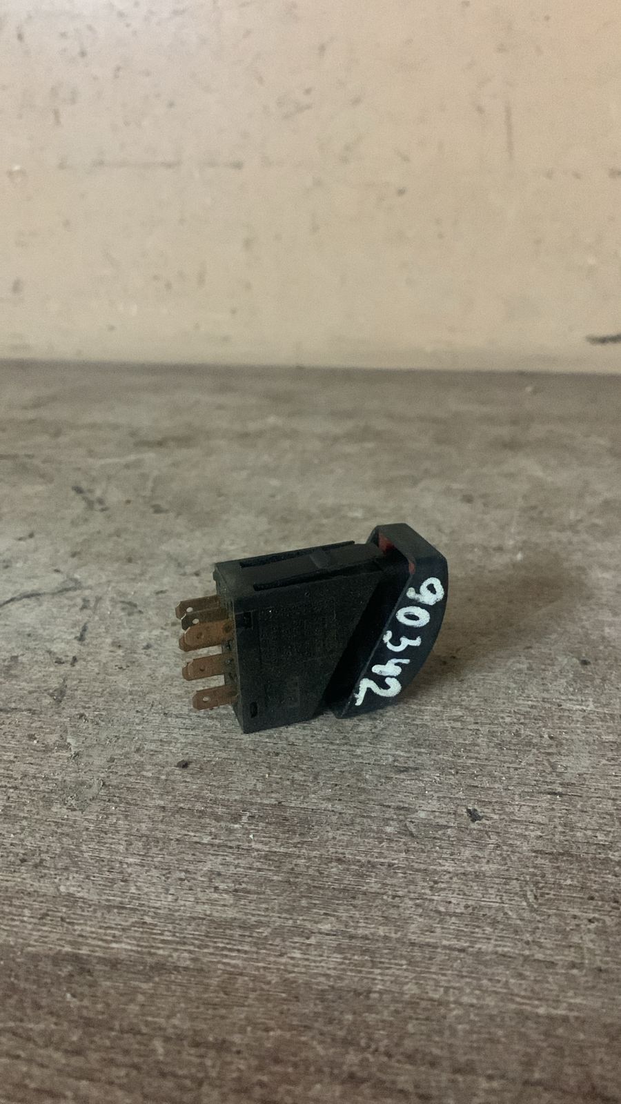 Opel Corsa B Кнопка аварийной сигнализации Corsa B 1993-2000 () 90347821