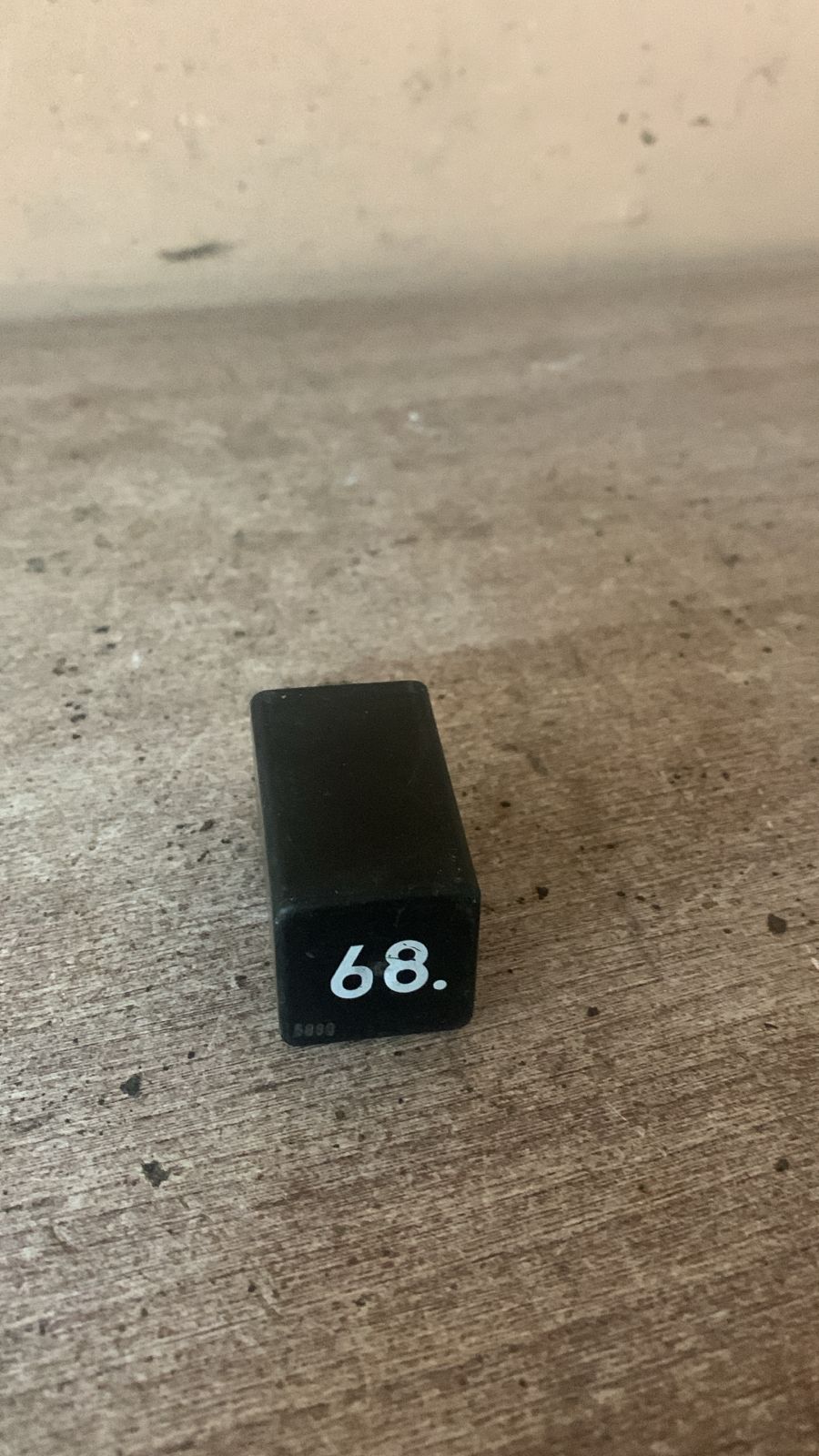 Audi 80-90 B3 Реле Audi 80 / 100 VW Golf II 811919098B   №68 увеличения оборотов в режиме принудительного х. х