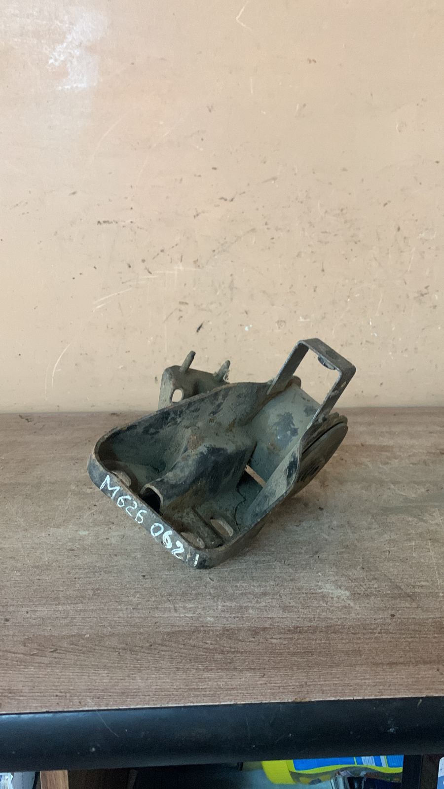 Mazda 626 (GE) Опора КПП левая Mazda  626 (GF) (1997-2001) (опора кпп)  GA2A39070C