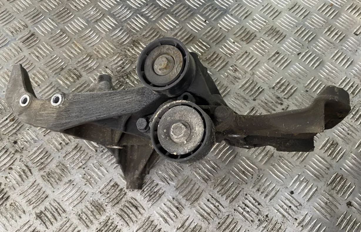 Renault Laguna 1994-1999 Кронштейн генератора RENAULT  Logan 2005-2014;Megane I 1996-1999;Kangoo 2003-2008;Megane II 2003-2009;Megane I 1999-2004;Laguna 1998-2001;Scenic II 2003-2009;Scenic 1996-1999;Scenic 1999-2003;Laguna II 2001-2008