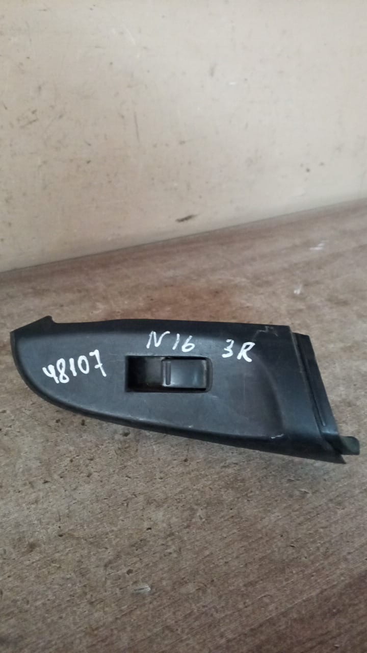Nissan Almera N16 Кнопка стеклоподъемника для Nissan Almera N16 2000-2006 зад правый