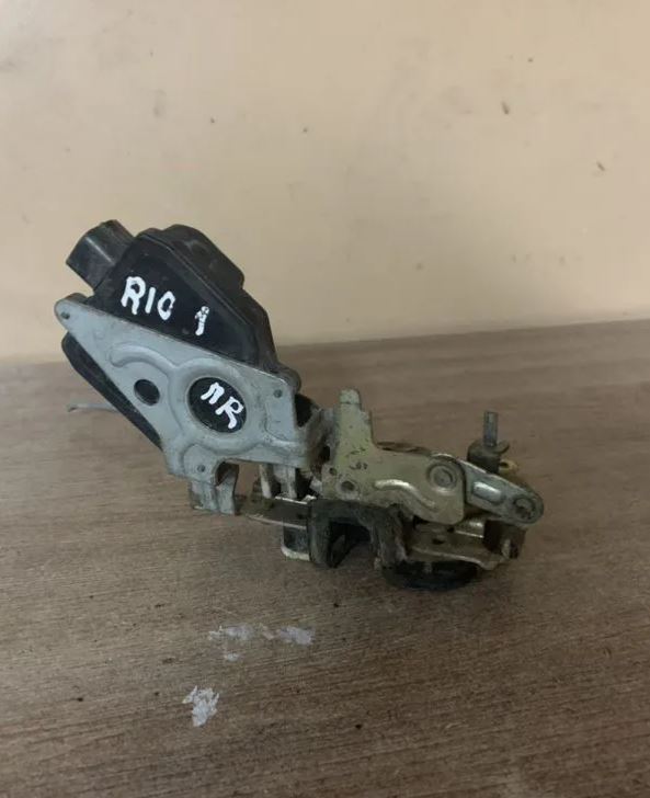 Замок двери передней правой KIA RIO (2000-2004) 2 конт 0K30A58311