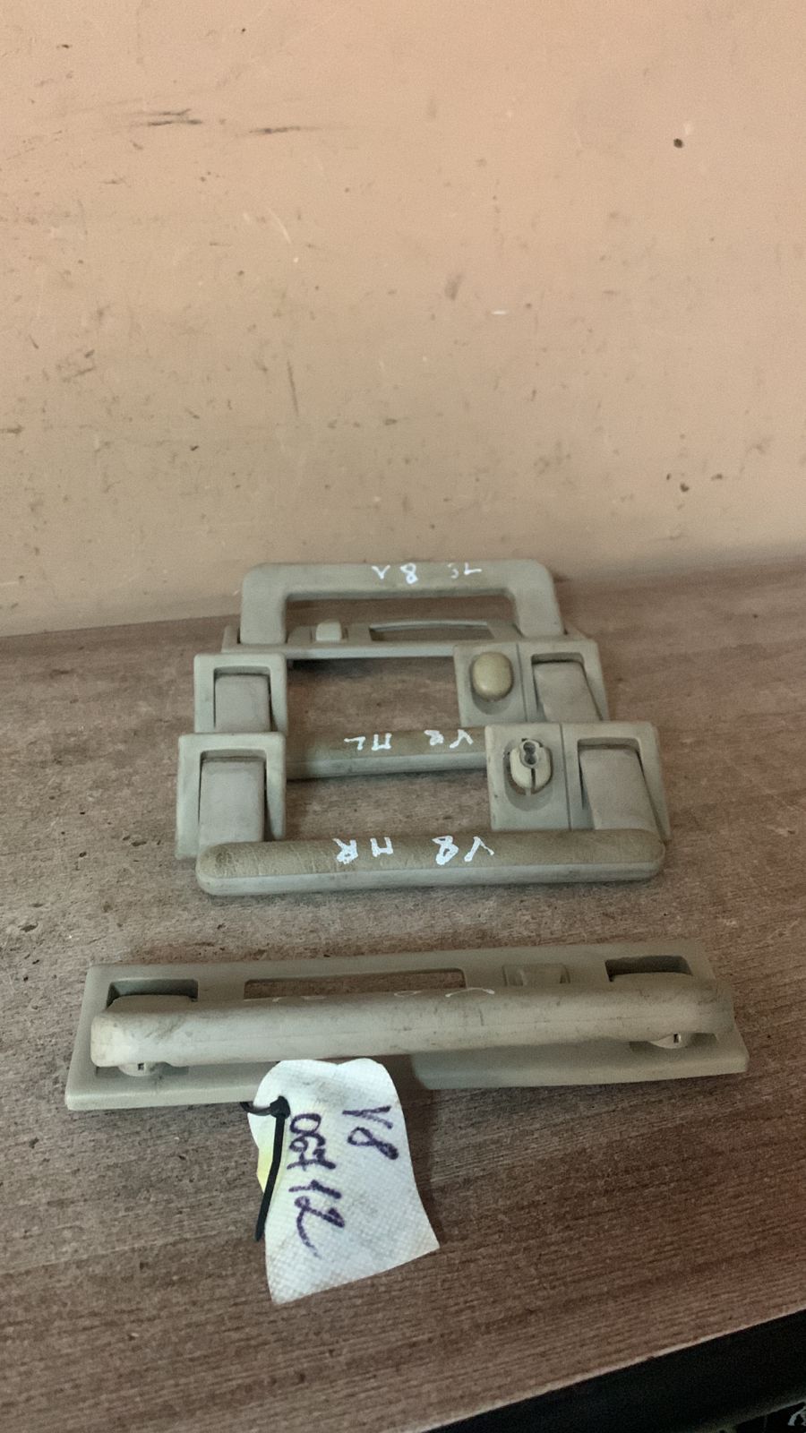 Audi V8 Ручка внутренняя потолочная для Audi V8 1988-1994  к-кт 4A0857607B