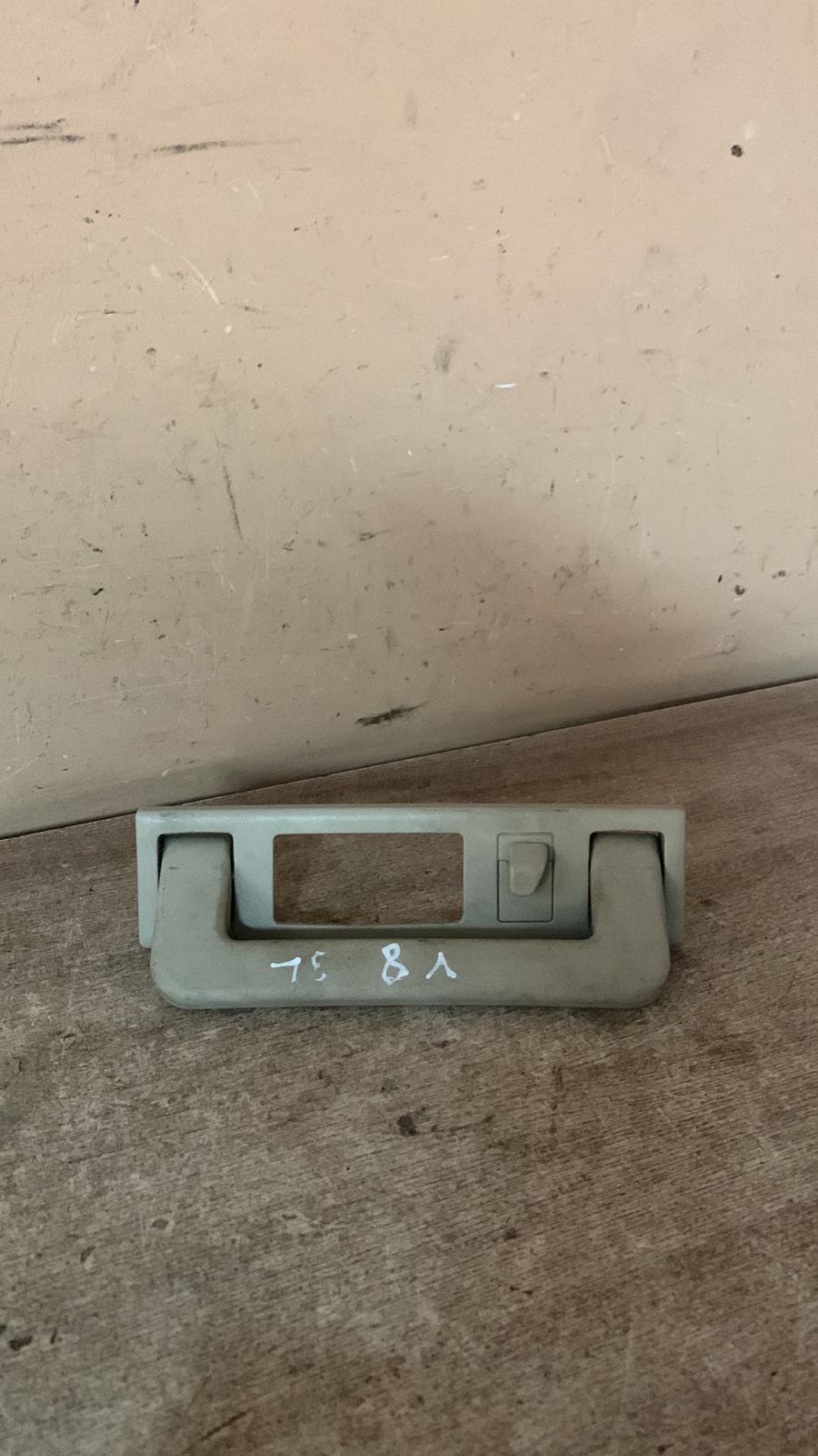 Audi V8 Ручка внутренняя потолочная для Audi V8 1988-1994  к-кт 4A0857607B