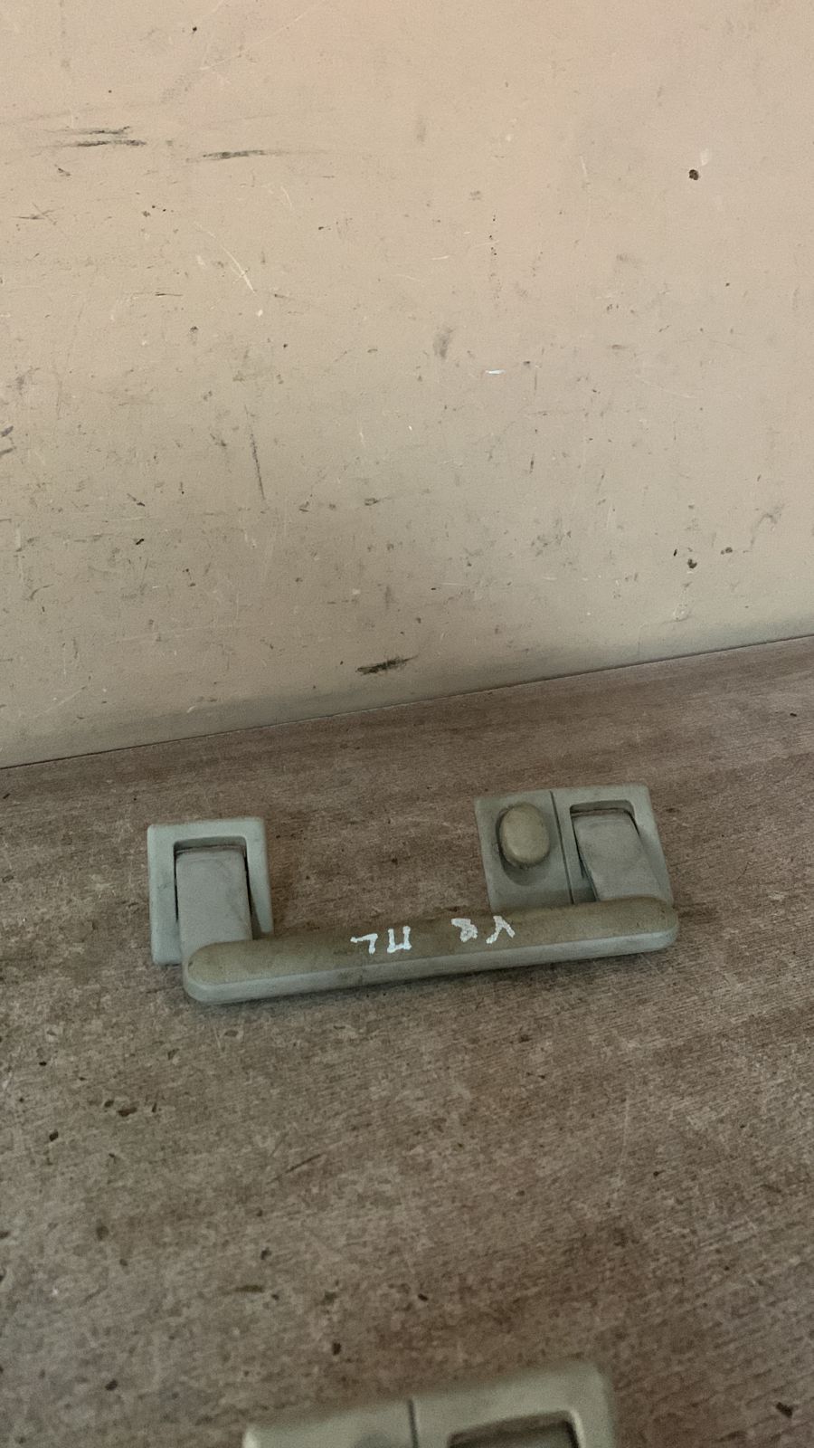 Audi V8 Ручка внутренняя потолочная для Audi V8 1988-1994  к-кт 4A0857607B