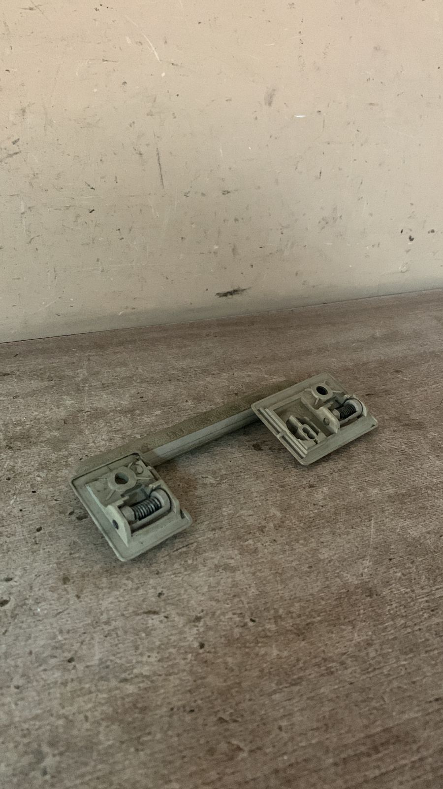 Audi V8 Ручка внутренняя потолочная для Audi V8 1988-1994  к-кт 4A0857607B