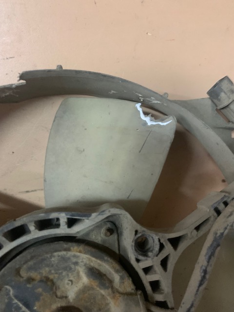 Mitsubishi Galant (E5) 1993-1997 Вентилятор радиатора Mitsubishi Galant 1994   Galant (E5) 1993-1997  диффузор - MB845861 ; вентилятор MB890937 )6A2