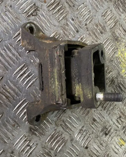 Ford Mondeo I Опора двигателя FORD MONDEO I (1993-1996) 7139090