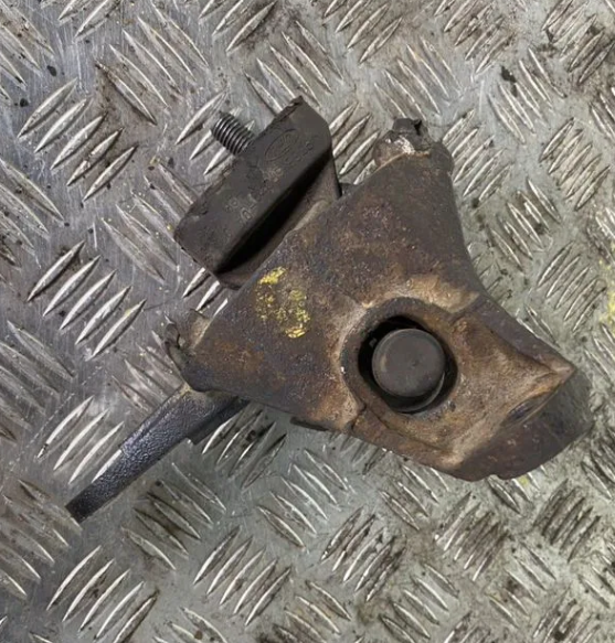 Ford Mondeo I Опора двигателя FORD MONDEO I (1993-1996) 7139090