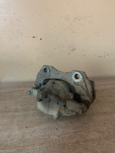 Nissan Almera N16 Суппорт тормозной передний левый Almera N16 2000-2006;Primera WP11E 1998-2001;Primera P11E 1996-200 410112F522)  цена без скобы!