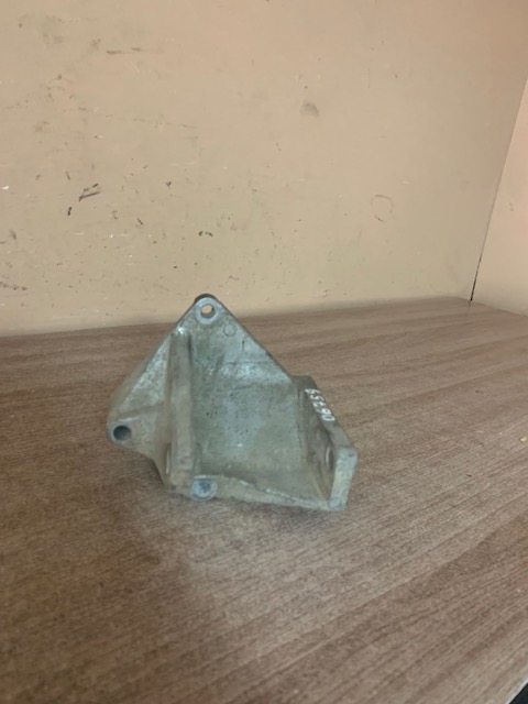 Nissan Primera P12 (2002-2007) Кронштейн гидроусилителя Almera N16 2000-2006;Primera WP11E 1998-2001;Primera P11E 1996-2002;Almera Tino 2000-2006;Primera P12E 2002-2007 (1.5 1.6 1.8 QG15DE QG16DE QG18DE 119409F600)