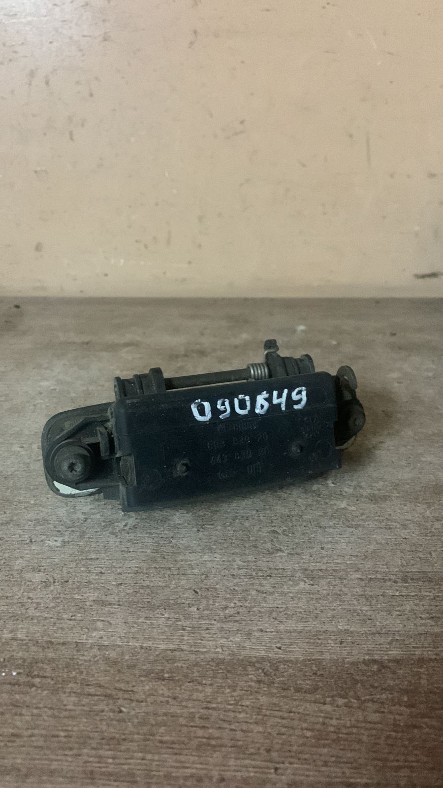 Audi 80-90 [B4] Ручка двери задней наружная правая 80/90 [B3] (1986-1991)  893839206  зеленая